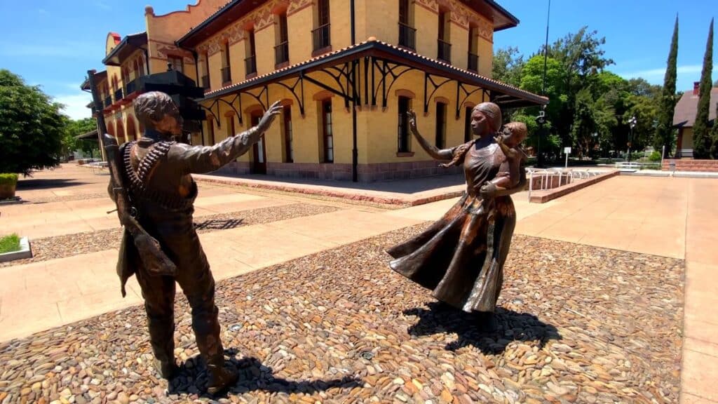 statues at jardin de san marcos aguascalientes